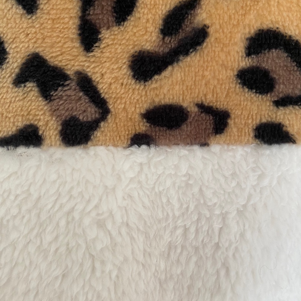 Leopard Fuzzy Pull Over - Picture 3 of 5